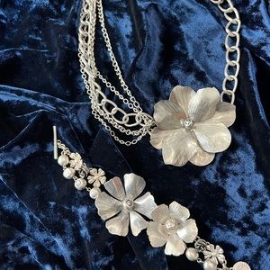 Jessica Simpson Silver Tone Flower Necklace & Bracelet Set